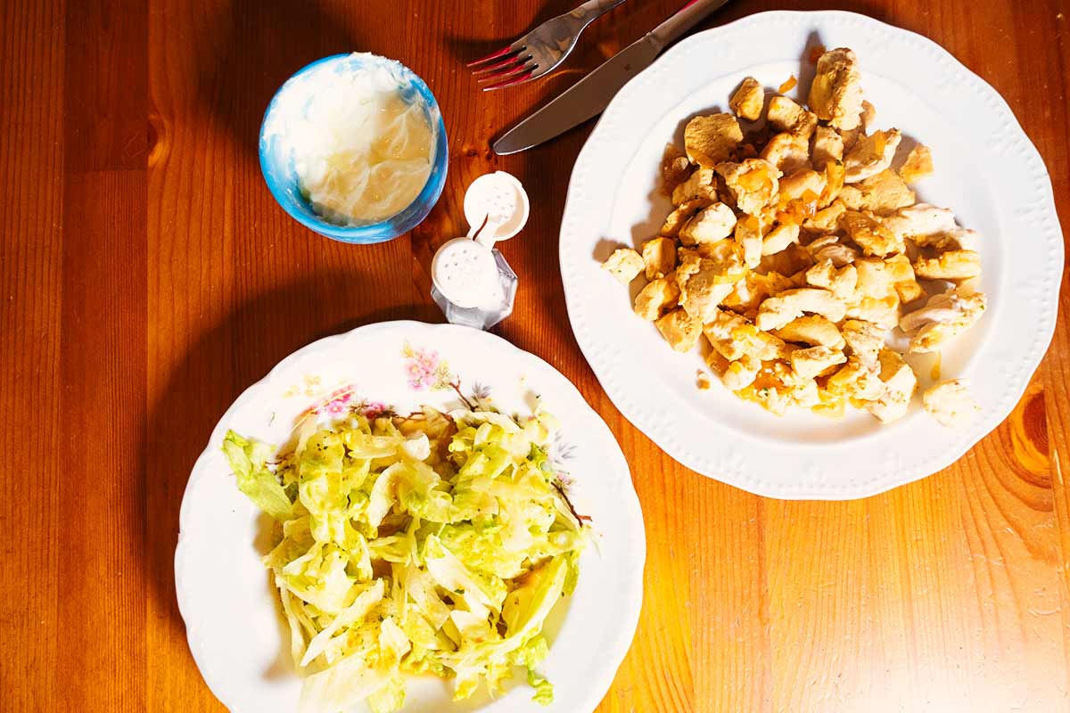 Hähnchengeschnetzeltes mit einem Eisbergsalat