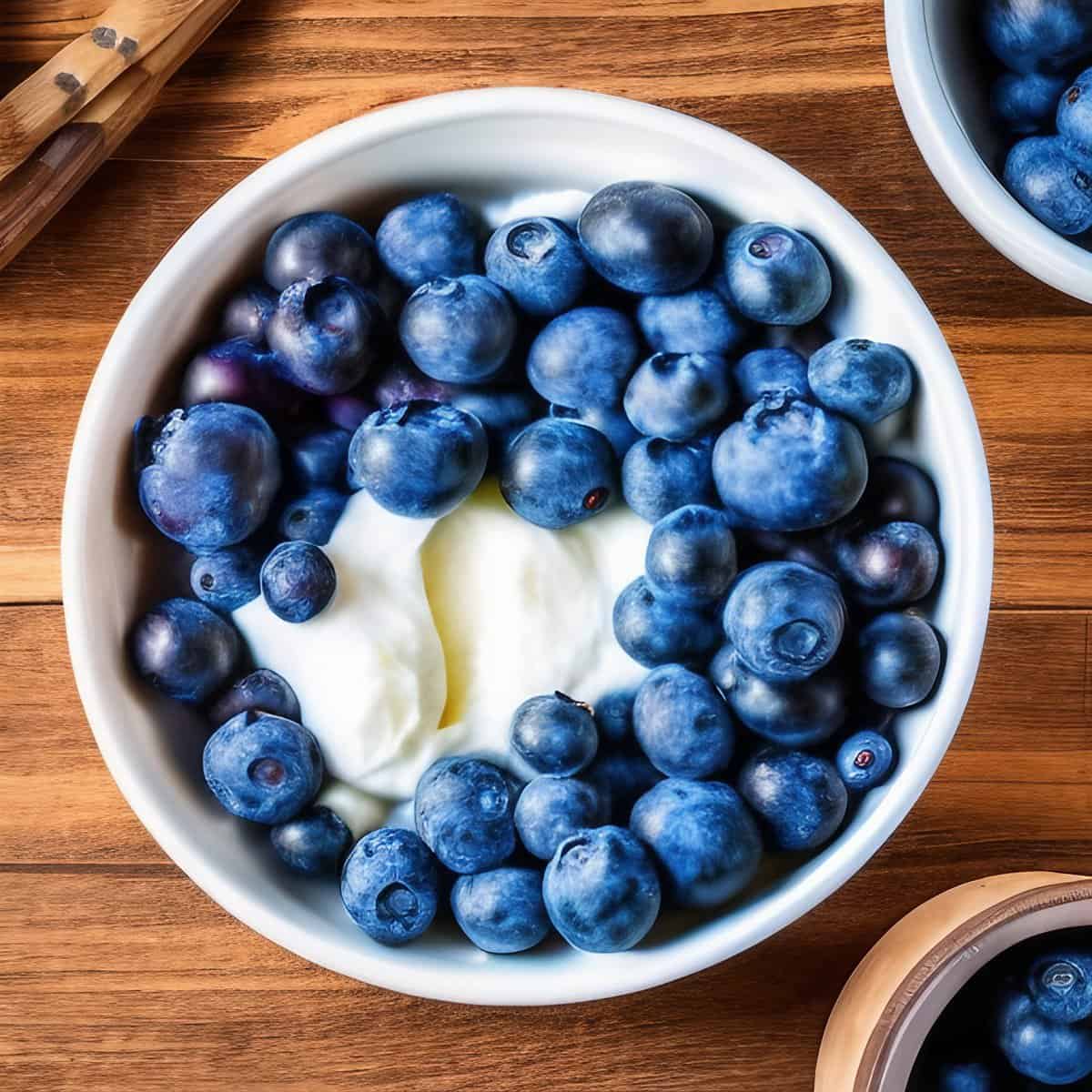 Magerquark mit Erythrit und Heidelbeeren