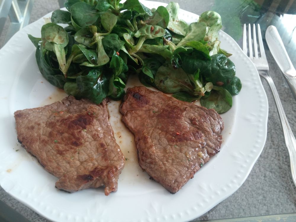 Meine Essen heute: Rinder-Minutensteaks mit Feldsalat